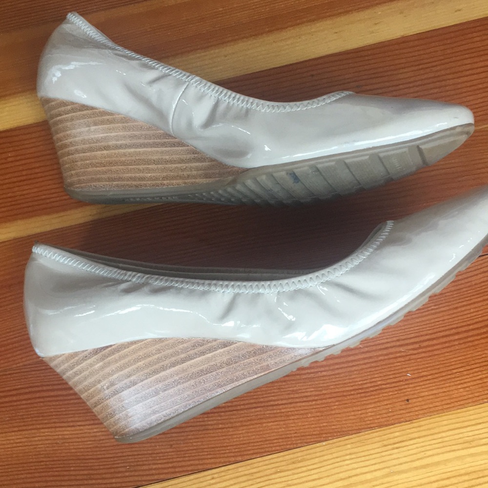 Cole Haan wedge heels 7.5 B great condition beige comfortable fit - Picture 4 of 6